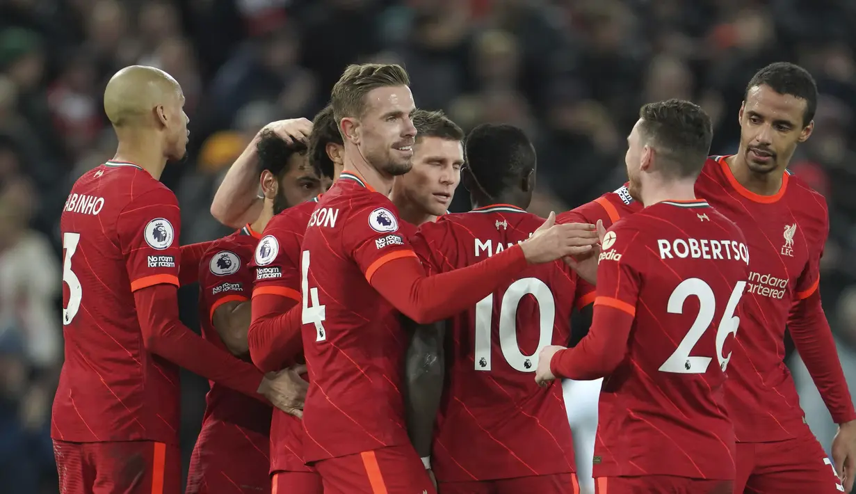 Penyerang Liverpool, Sadio Mane (tengah) merayakan golnya bersama rekan satu timnya ke gawang Leeds United selama pertandingan lanjutan Liga Inggris di stadion Anfield di Liverpool, Inggris, Kamis (24/2/2022). Mane mencetak dua gol dan Liverpool menang telak atas Leeds United 6-0.  (AP Photo/Jon Sup