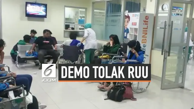 Mahasiswa pengunjuk rasa menuntut pembatalan RKUHP masih bertahan di sekitaran gedung MPR DPR, Jakarta. Polisi berupaya membubarkan massa menggunakan gas air mata dan membuat sebagian dari mereka dilarikan ke rumah sakit.