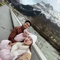 Felicya Angelista dan Caesar Hito melanjutkan liburan di Eropa bersama kedua anak mereka [@felicyangelista_]