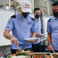 Menparekraf Sandiaga Uno menjamu beberapa pembalap MotoGP dengan Nasi Liwet Sunda, ini respon mereka (dok. Kemenparekraf)