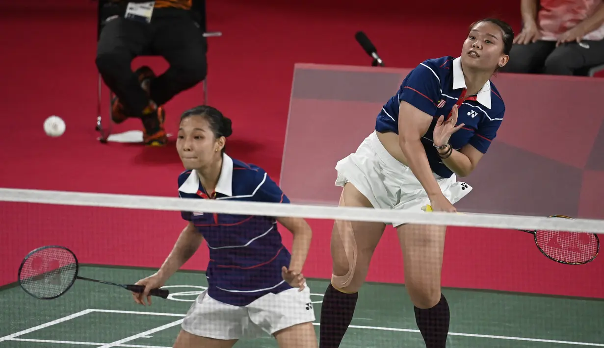 Gim kedua kembali berjalan sengit. Pasangan Malaysia gantian merebut interval gim kedua dengan 11-10. Greysia/Apriyani kembali bangkit dan mampu unggul hingga 16-13 dan selanjutnya mampu menutup gim kedua dengan 21-17. (Foto: AFP/Alexander Nemenov)