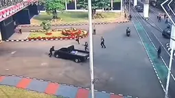 Detik-detik Pikap Terobos Gerbang DPR Saat Demo 27 Agustus