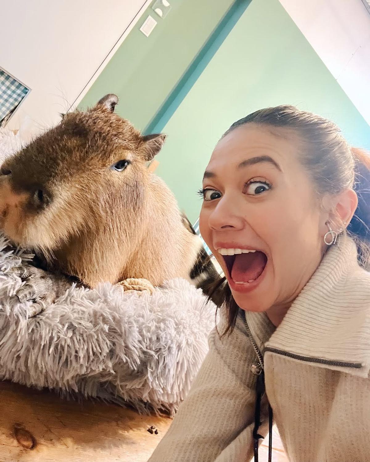 7 Potret Keseruan Yuki Kato Bareng Kapibara, Netizen: Jadi Keinget Jennie BLACKPINK