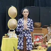 Krisdayanti Dibalut Kebaya Kutu Baru saat Memperkenalkan Budaya Jawa Timur. [@krisdayantilemos]