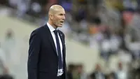 Pelatih Real Madrid, Zinedine Zidane, memberikan arahan kepada anak asuhnya saat melawan Valencia pada laga Piala Super Spanyol di Stadion King Abdullah Sport City, Arab Saudi, Rabu (8/1/2020). Real Madrid menang 3-1 atas Valencia. (AP/Amr Nabil)