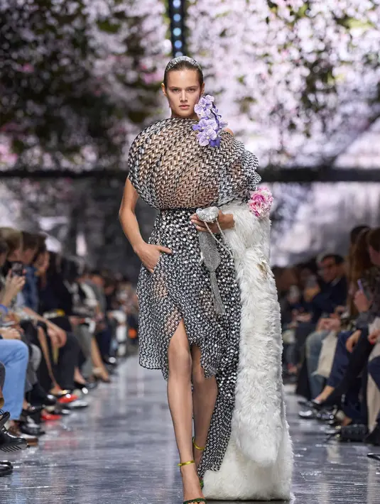 Keseluruhan koleksi dibangun layaknya sebuah wunderkammer, ruang personal berisi artefak berharga dan keajaiban alam. Di dalamnya, alam bertemu dengan rekayasa artistik, sementara referensi masa lalu berdialog dengan interpretasi baru. Gagasan kesinambungan kreativitas juga hadir secara simbolis melalui rangkaian cyclamen yang diberikan oleh John Galliano kepada Anderson, menandai estafet kreativitas lintas generasi Dior. [Dok/DIOR].