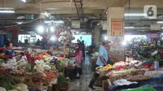 Suasana aktivitas jual beli di Pasar Minggu, Jakarta, Kamis (2/7/2020). Pemprov DKI Jakarta memutuskan untuk mengembalikan operasional seluruh pasar yang ada seperti sedia kala dengan memperpanjang jam buka pasar serta menghapus sistem operasional ganjil genap. (Liputan6.com/Immanuel Antonius)