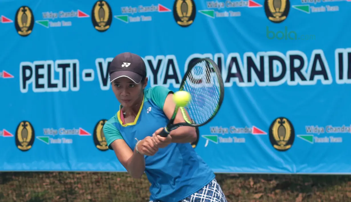 Petenis Indonesia, Deria Nur Haliza mengembalikan bola ke arah petenis India, Samantha Chamarthi pada kejuaraan ITF Women’s Circuit di Hotel Sulatan, Jakarta, Rabu (18/7/2018). Deria kalah 0-6, 2-6. (Bola.com/Nick Hanoatubun)