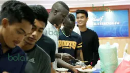 Pemain T-Team, Abdoulaye Maiga dan Makan Konate (kedua dari kanan) bersama pemain muda T-Team saat makan malam bersama di Kelab Ekslusif Bandaraya Kuala Terengganu, Malaysia (25/01/2016). (Bola.com/Nicklas Hanoatubun)