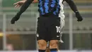 Penyerang Inter Milan, Lautaro Martinez berebut bola udara dengan pemain Bologna, Danilo Larangeira pada pertandingan lanjutan Liga Serie A Italia di Stadion San Siro Milan, Minggu (6/12/2020). Inter menang 3-1 atas Bologna. (AP Photo/Antonio Calanni)
