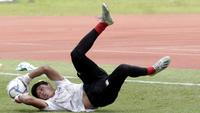 Kiper Timnas Indonesia, Muhammad Riyandi, menangkap bola saat sesi latihan di Stadion Madya, Jakarta, Selasa, (18/2/2020). Untuk meningkatkan performa kiper, Shin Tae-yong menambah porsi waktu latihan. (Bola.com/M Iqbal Ichsan)