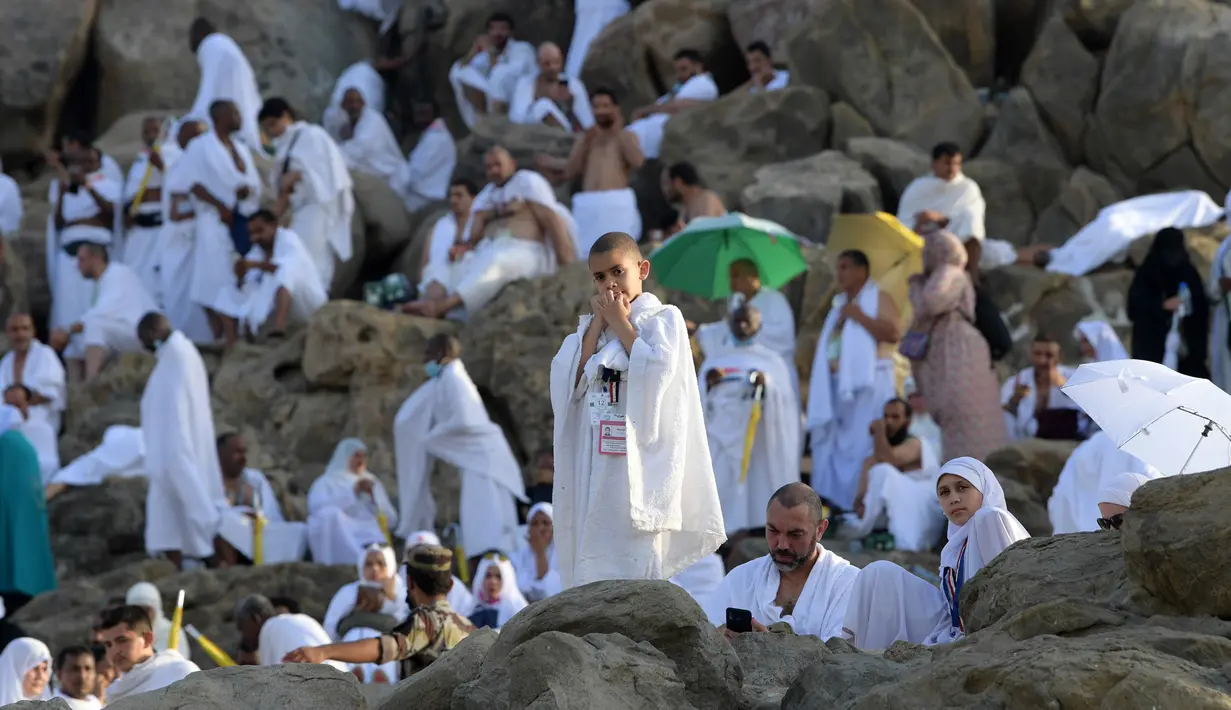 Jemaah haji mengunjungi bukit Jabal Rahmah di Padang Arafah, sebelah tenggara kota suci Makkah, Arab Saudi, Sabtu (10/8/2019). Menjelang Wukuf Arafah, Jabal Rahma yang terletak di Padang Arafah banyak dikunjungi peziarah haji. (FETHI BELAID / AFP)