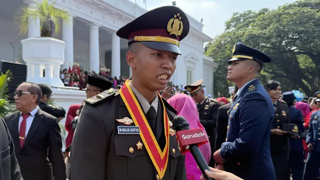 Muhammad Malik Aditya Kurniawan, salah satu penerima Adhi Makayasa saat diwawancarai oleh awak media di halaman Istana Merdeka Jakarta.