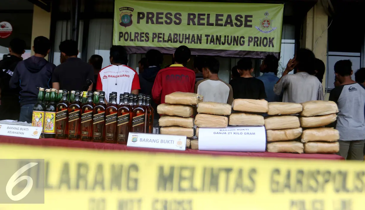 Para tersangka yang dihadirkan bersama barang bukti kasus tindak kejahatan narkotika dan premanisme dalam rilis di halaman Polres Metro Pelabuhan Tanjung Priok, Kamis (27/10). (Liputan6.com/Gempur M. Surya)