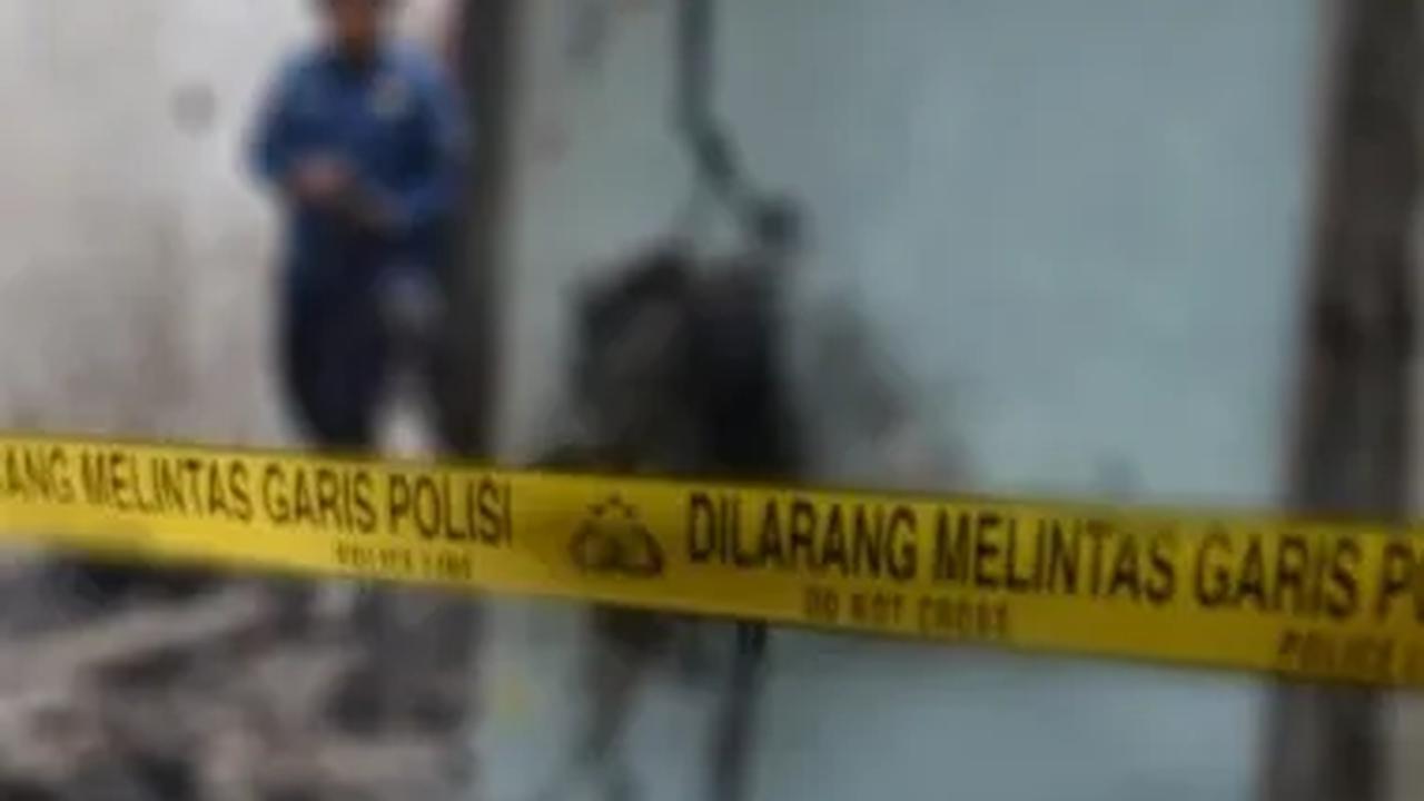 Sebelumnya, MNZ ditemukan tewas di kamar kosnya di Jalan Palakali, Kukusan, Beji Depok. Korban mengalami sejumlah luka tusukan. Pelaku diduga adalah kakak kelasnya yaitu AAB (23), mahasiswa FIB.