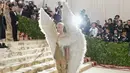 Katy Perry berpose saat menghadiri Met Gala 2018 di Metropolitan Museum of Art, New York (7/5). Tema Met Gala kali ini adalah “Heavenly Bodies: Fashion and the Catholic Imagination”. (Neilson Barnard / Getty Images / AFP)
