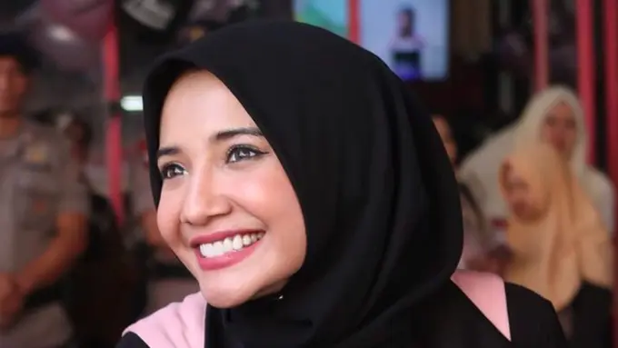 [Bintang] Makin Cantik, Intip Gaya Hijab Zaskia Sungkar yang Kekinian