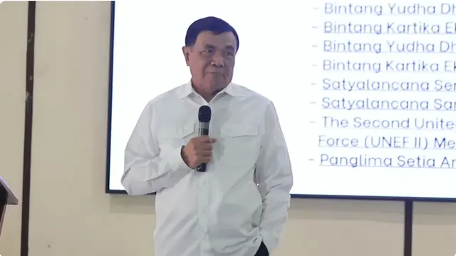 Tokoh militer Djamari Chaniago dikabarkan akan menjabat Menteri Koordinator bidang Politik dan Keamanan (Menko Polkam).