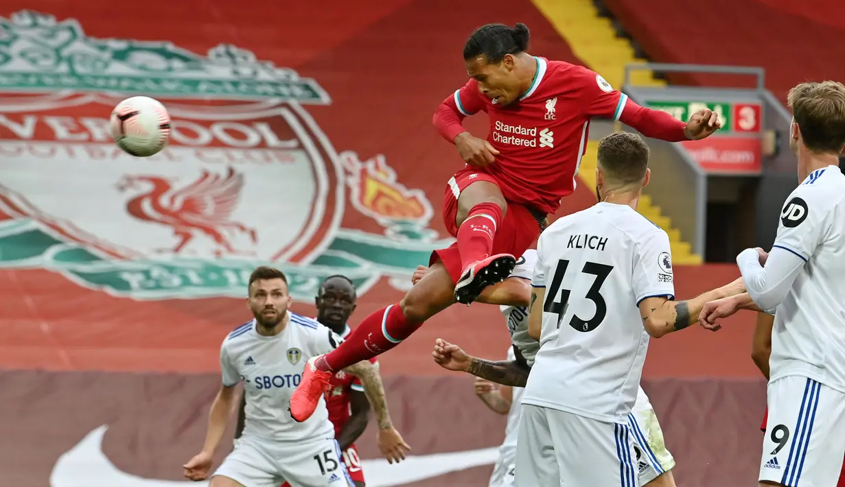 Pemian Liverpool, Virgil van Dijk mencetak gol ke gawang Leeds United melalui tandukannya pada laga lanjutan Liga Inggris 2020/2021 di Anfield, Liverpool, Inggris, 12 September 2020. (AFP/Paul Ellis)
