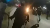 Tangkapan layar video tawuran geng motor yang menggunakan senjata tajam di Jalan Raya Siliwangi, Bantargebang, Kota Bekasi, Rabu (1/6/2022). Foto: Istimewa