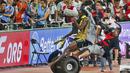 Usian Bolt terjatuh setelah ditabrak juru kamera yang menggunakan Segway saat merayakan kemenangan di nomor lari 200m Kejuaraan Dunia Atletik 2015 di Stadion Nasional, Beijing, Tiongkok. (27/8/2015). (Reuters)