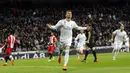 Striker Real Madrid, Cristiano Ronaldo, melakukan selebrasi usai mencetak gol ke gawang Girona pada laga La Liga di Stadion Santiago Bernabeu, Senin (19/3/2018). Real Madrid menang 6-3 atas Girona. (AP/Paul White)