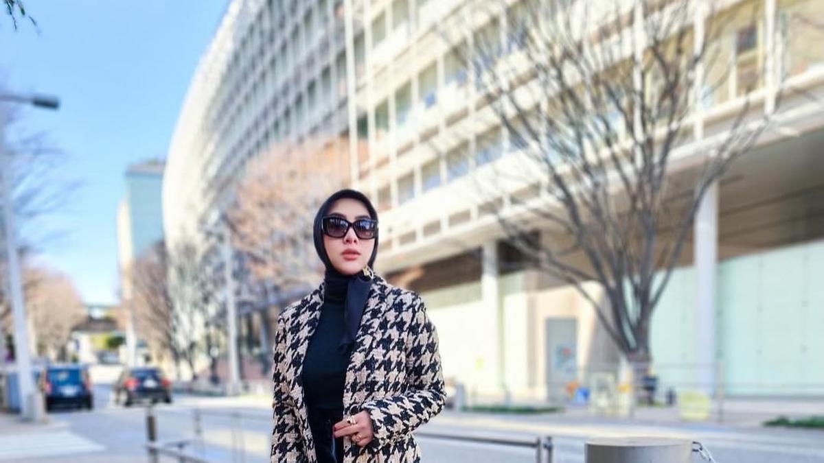 10 Inspirasi Padu Padan Atasan Hitam ala Syahrini, Tampil Menawan di Berbagai Kesempatan