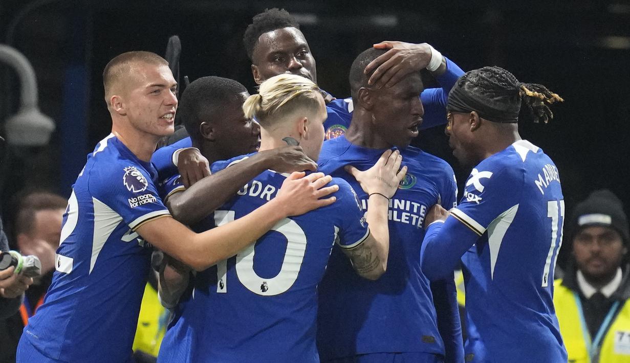 Para pemain Chelsea merayakan gol yang dicetak oleh Nicolas Jackson ke gawang Tottenham Hotspur pada laga Liga Inggris di Stadion Stamford Bridge, Jumat (3/4/2024). (AP Photo/Kirsty Wigglesworth)