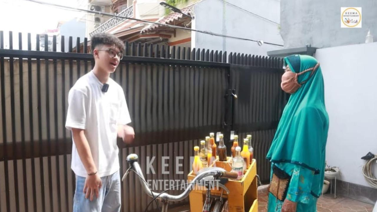 Bikin Salut, Momen Si Ganteng Keanu Massaid Anak Angelina Sondakh Jualan Jamu Pakai Sepeda Keliling Gang