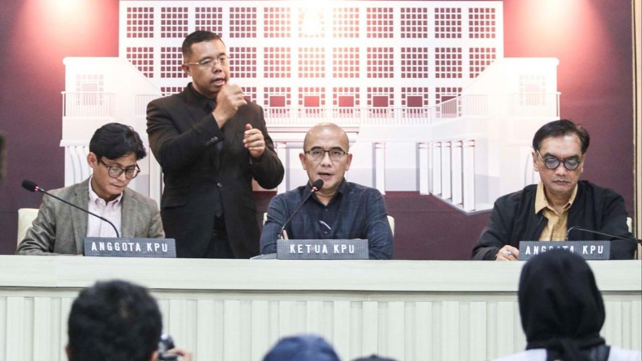 Kemudian, Handi pun membacakan hasil rekapitulasi perolehan suara Pilpres 2024 di Jawa Tengah dan disahkan oleh Hasyim.<br>