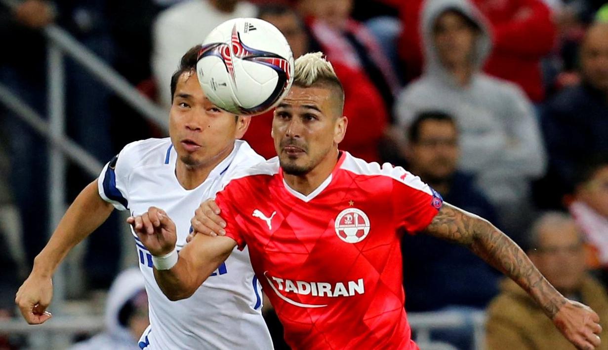 Pemain Hapoel Beer Sheva, Maor Buzaglo (kanan), berebut bola dengan pemain Inter Milan, Yuto Nagatomo, pada matchday kelima Grup K, di Turner Stadium, Beersheba, Jumat (25/11/2016) dini hari WIB. (Reuters/Ammar Awad)