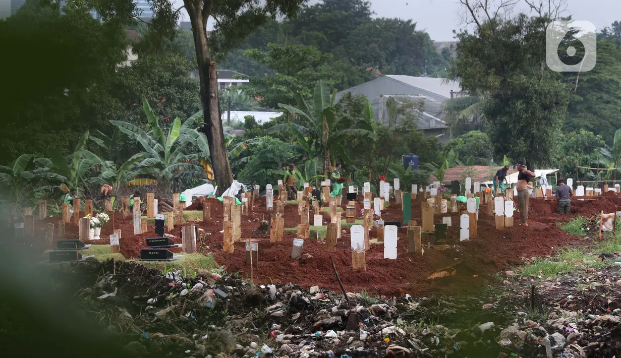 Pekerja menyiapkan makam jenazah terduga terinfeksi COVID-19 di TPU Pondok Ranggon, Jakarta, Jumat (8/5/2020). Lahan khusus pemakaman korban COVID-19 yang berlokasi di blok AA-1 sudah penuh sehingga pemakaman jenazah baru dilakukan di lahan sekitar BLAD 115. (Liputan6.com/Helmi Fithriansyah)