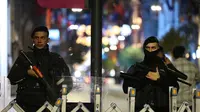 Polisi di pintu masuk pejalan kaki Istiklal Avenue yang populer di Istanbul, Minggu malam, 13 November 2022 [Emrah Gurel/ AP]