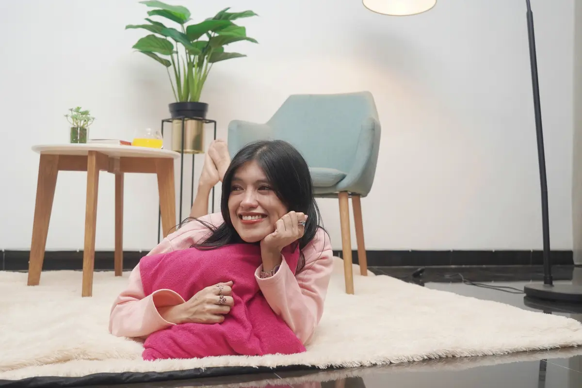 wanita november pink senyum
