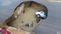 Sinkhole Menganga di Texas, 1 Orang Petugas Polisi Tewas (News.com.au)