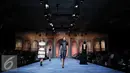 Model membawakan busana rancangan Sebastian Gunawan di Ritz Carlton Pasific Place, Jakarta, Selasa (11/10). Label busana SEBASTIANred dan SEBASTIANsposa kembali menggelar annual fashion show untuk koleksi tahun 2016-2017. (Liputan6.com/Angga Yuniar) 