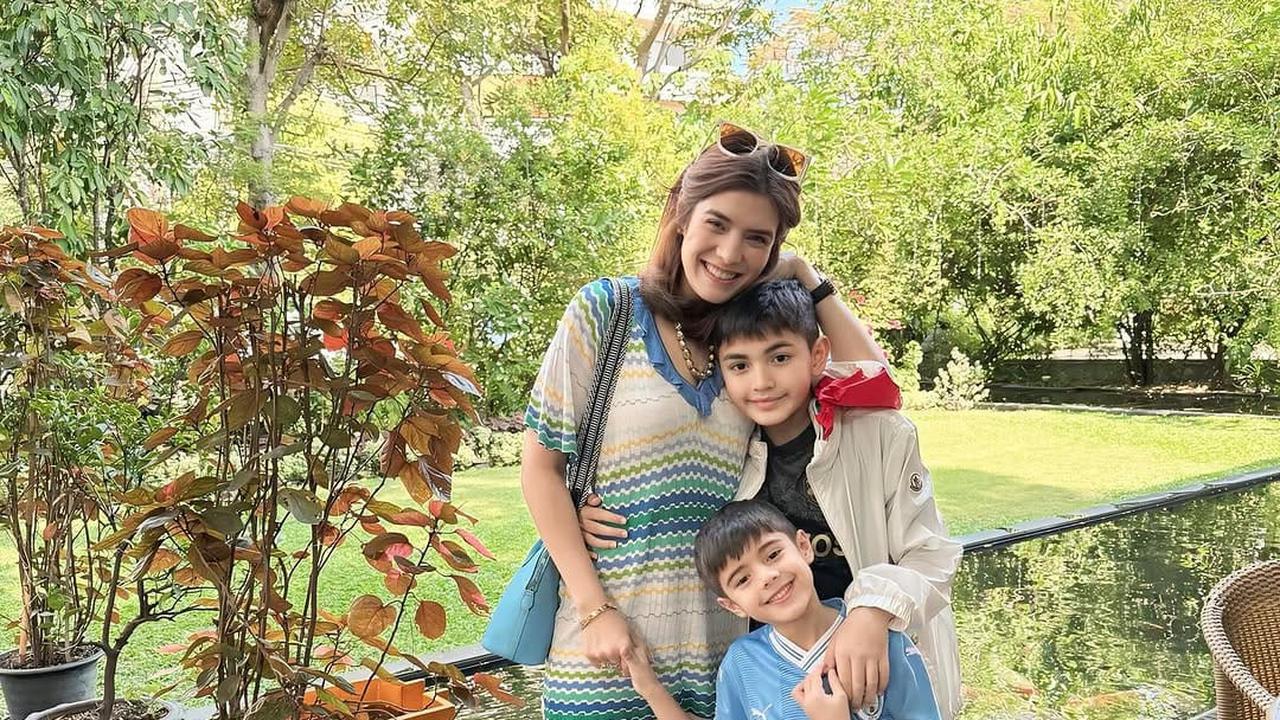 5 Potret Kompak Carissa Putri dengan Dua Anaknya yang Punya Wajah Ganteng Semua