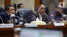 Ketua Komisi XI DPR RI Dito Ganinduto (tengah) saat  konferensi pers di Ruangan Komisi XI, Kompleks Parlemen, Senayan, Jakarta, Selasa (21/1/2019). Konferensi pers tersebut terkait Komisi XI sepakati membantuk Panja pengawasan kinerja industri jasa keuangan. (Liputan6.com/Johan Tallo)