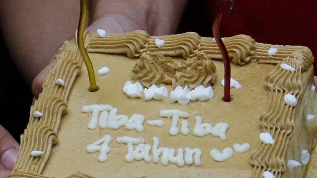 FOTO: Kritik Tak Kunjung Menangkap Harun Masiku, Aktivis ICW Kirim Kue Tar Ulang Tahun ke KPK