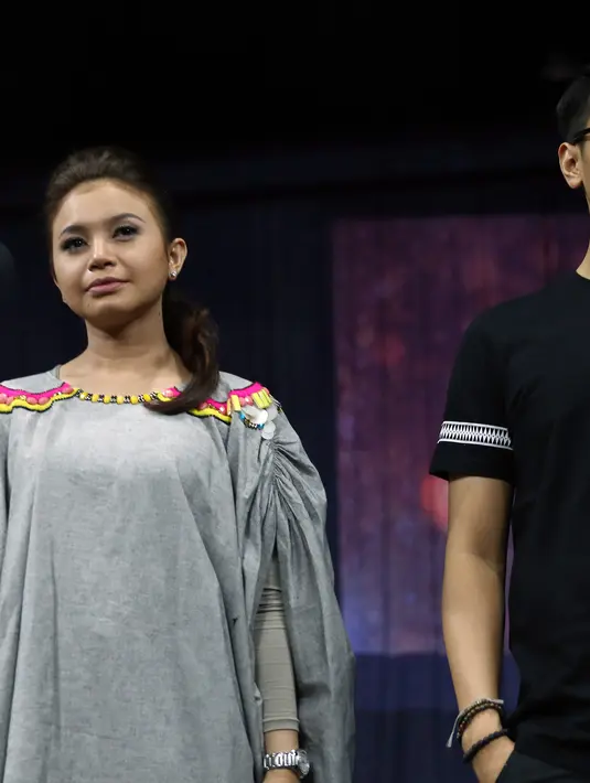 Afgan kerap bertanya kepada Rossa tentang konsernya nanti, karena menurutnya, sahabatnya yang merupakan Diva ini sudah berpengalaman tampil di hadapan publik Malaysia. (Wimbarsana/Bintang.com)