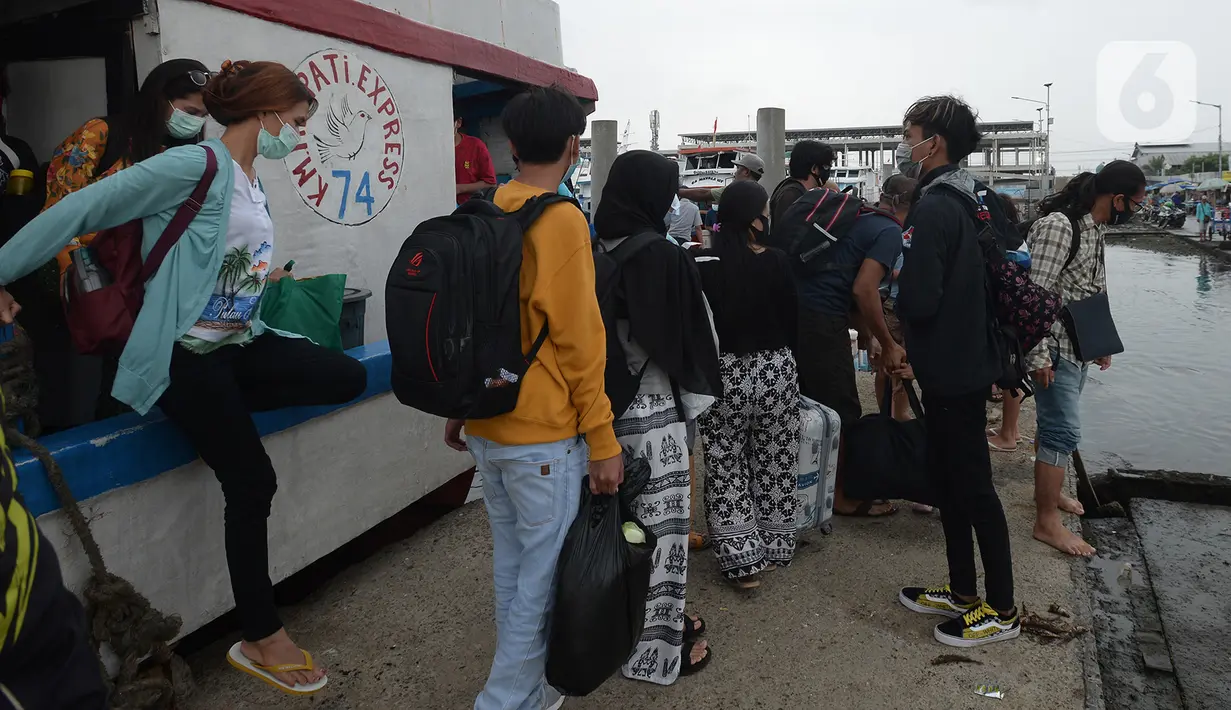 Wisatawan turun dari kapal tradisional usai perayaan malam pergantian Tahun Baru 2021 di Pelabuhan Kali Adem, Jakarta, Jumat (1/1/2021). Melalui pengawasan ketat, protokol kesehatan dipatuhi dan penyebaran COVID-19 dapat dikendalikan. (merdeka.com/Imam Buhori)