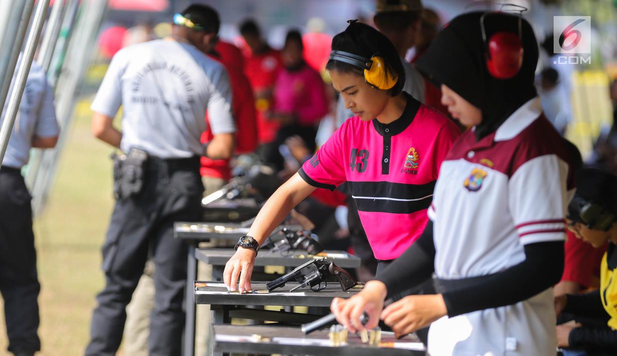 Polwan menyiapkan tembakannya saat mengikuti kejuaran menembak Polwan Cup tahun 2017 di Lapangan tembak Brimob, Kelapa Dua, Depok, Senin (4/9). Kejuaran ini digelar dalam rangka hut Polwan ke-69. (Liputan6.com/Faizal Fanani)