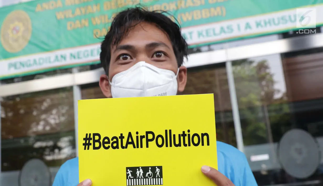 Aktivis membentangkan tulisan saat menunggu proses pengajuan gugatan warga untuk menuntut hak mendapatkan udara bersih di Pengadilan Negeri Jakarta Pusat, Kamis (4/7/2019). Mereka mengajukan gugatan warga negara kepada tujuh pihak tergugat. (Liputan6.com/Helmi Fithriansyah)