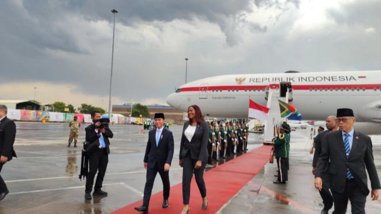 VIDEO: Langkah Terhenti, Wapres Gibran Sampai Balik Badan Saat Bertemu Diplomat Muda RI di Afsel