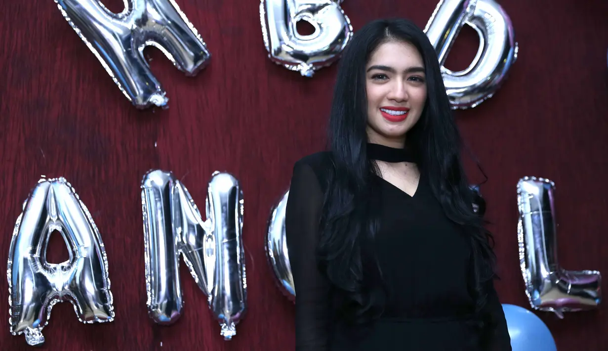 Tidak hanya keluarga dan teman-teman, Angel Karamoy juga mendapat kejutan dari fansnya. Bahkan Angel menceritikan perjuangan fansnya yang melawan hujan demi bertemu dan beri kejutan untuknya. (Nurwahyunan/Bintang.com)