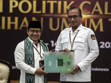 Ketua Umum Partai Kebangkitan Bangsa (PKB) Muhaimin Iskandar atau Cak Imin (kiri) menyerahkan berkas saat mendaftarkan partai politiknya sebagai calon peserta Pemilu 2024 di Kantor KPU, Jakarta, Senin (8/8/2022). Pada hari kedelapan ini, KPU menerima pendaftaran empat partai politik di antaranya Partai Republiku Indonesia, Partai Hati Nurani Rakyat (Hanura), Partai Gerindra, dan Partai Kebangkitan Bangsa (PKB). (Liputan6.com/Johan Tallo)