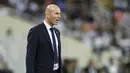 Pelatih Real Madrid, Zinedine Zidane, memberikan arahan kepada anak asuhnya saat melawan Valencia pada laga Piala Super Spanyol di Stadion King Abdullah Sport City, Arab Saudi, Rabu (8/1/2020). Real Madrid menang 3-1 atas Valencia. (AP/Amr Nabil)
