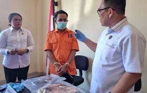 Pelaku pelecehan seksual sesama jenis di Kupang (diborgol). (Foto: Istimewa/Ola Keda)