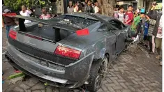 Kebut-kebutan ilegal yang dilakukan dua mobil super kencang ini menewaskan satu orang dan melukai beberapa orang.
