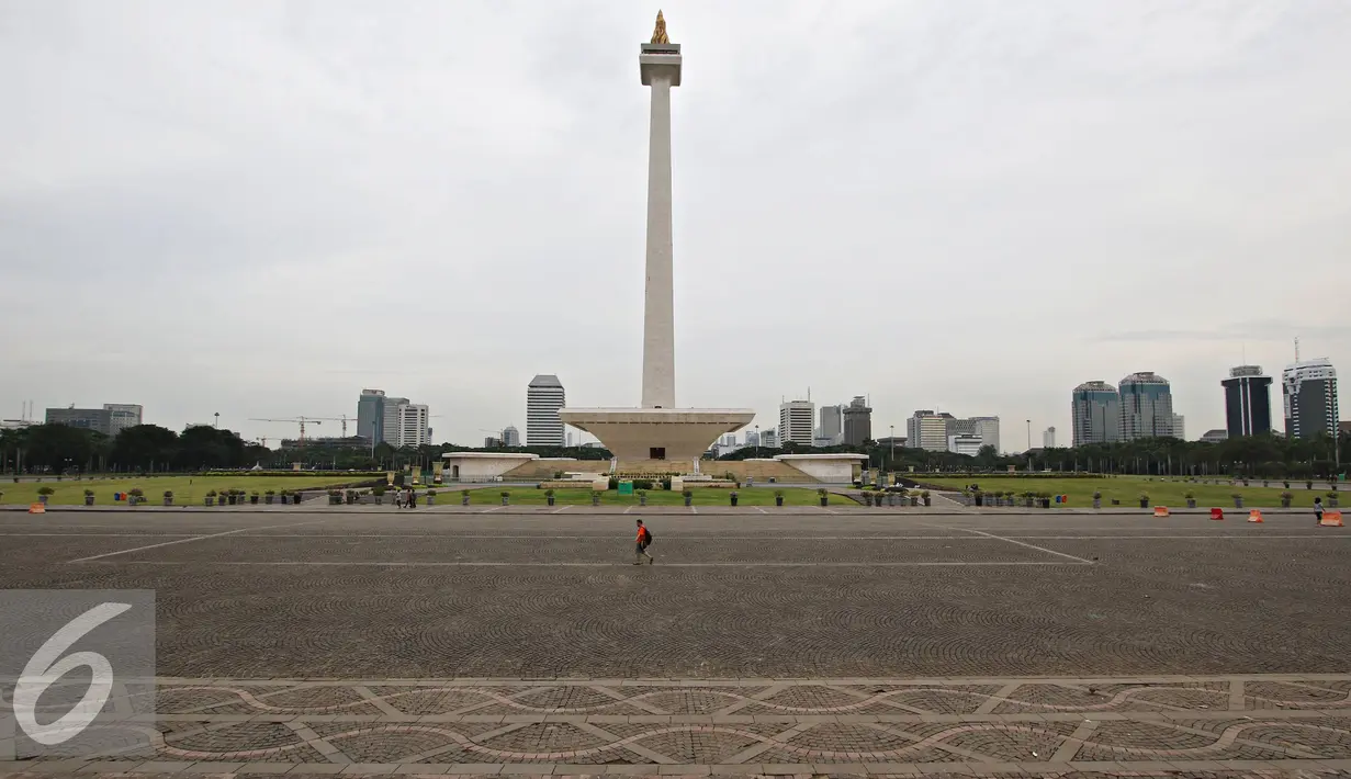 Suasana kawasan Monas, Jakarta, Kamis (31/3/2016). Rutinnya penertiban membuat kawasan Monas kini lebih tertata rapih dan bebas dari PKL. (Liputan6.com/Imamnuel Antonius)